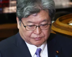 「舐めてるな」萩生田光一氏　衆院本会議中の“居眠り疑惑”が波紋…「政治とカネ」の話題で腕組みの“ゆるみ”