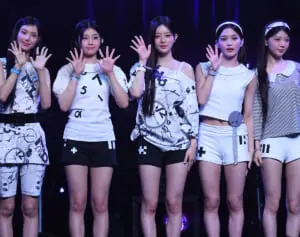 「マナーが悪すぎ」紅白出場の18歳韓国アイドル　日本での“奔放”買い物姿が波紋…「ただの文化の差」と擁護の声も