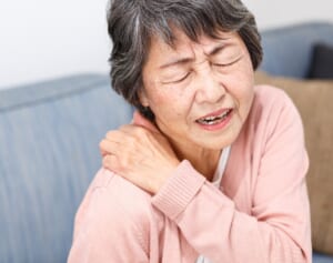 “肩こりを揉まずに治す方法”…名医に聞いた「最新の解消術」3選