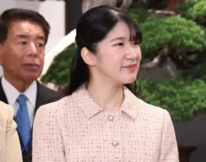 《ピンクベージュとボルドーで》天皇ご一家　信子さまと魅せられた「一体感抜群！リンクコーデ」