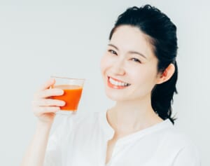 簡単すぎる！朝トマトジュースに混ぜて飲むだけで効果的な“調味料”があった！