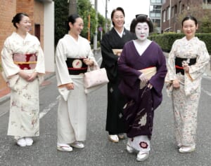 田中角栄はじめ歴代総理も通いつめて　芸者として初の旭日双光章を受勲した赤坂育子さん（85）