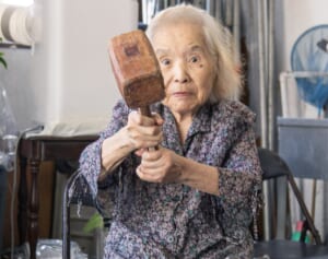 夫を失った後も、子育てしながら寝ずに働いて――　子供たちのお腹と夢を膨らす「ポン菓子」広めた100歳が伝える“平和への思い”