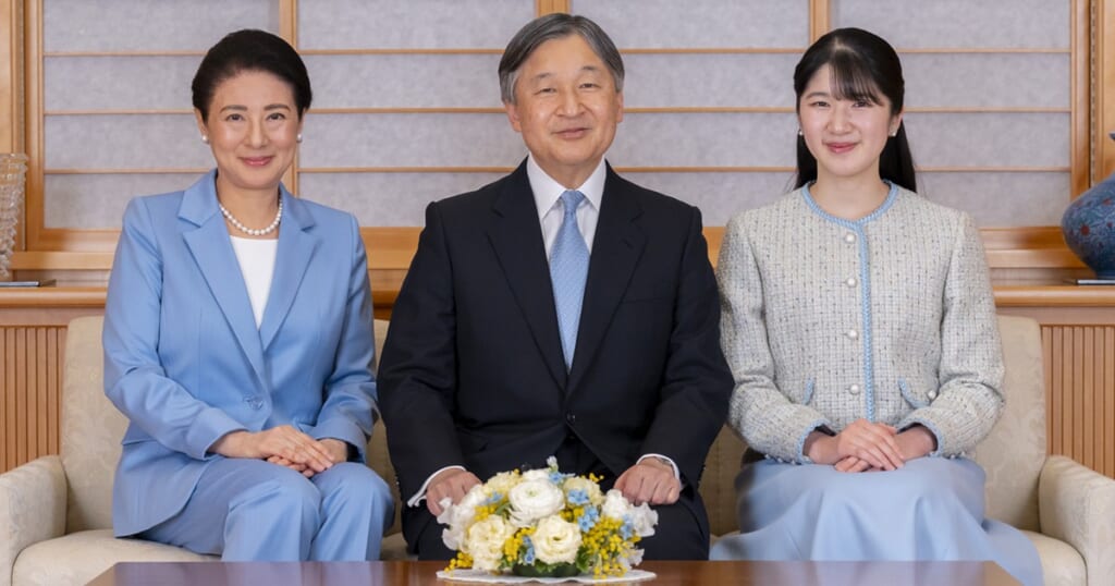 「心が和む」天皇ご一家　五輪ぬいぐるみ「ティナ＆ミロ」を手に！天皇陛下お誕生日に公開された“ほっこり家族写真”