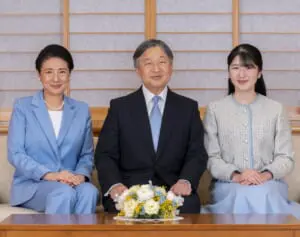 「心が和む」天皇ご一家　五輪ぬいぐるみ「ティナ＆ミロ」を手に！天皇陛下お誕生日に公開された“ほっこり家族写真”