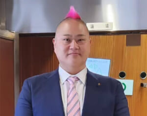 「顔に泥塗ってる」とファン激怒…“ピンクモヒカン”市議　恐喝疑い逮捕で余波受けた「大物アーティスト」