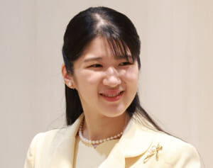 「美しさ爆上がり」愛子さま　書道展での「凛としたお姿」に絶賛の声多数　胸元には隠れた“ハート形”が