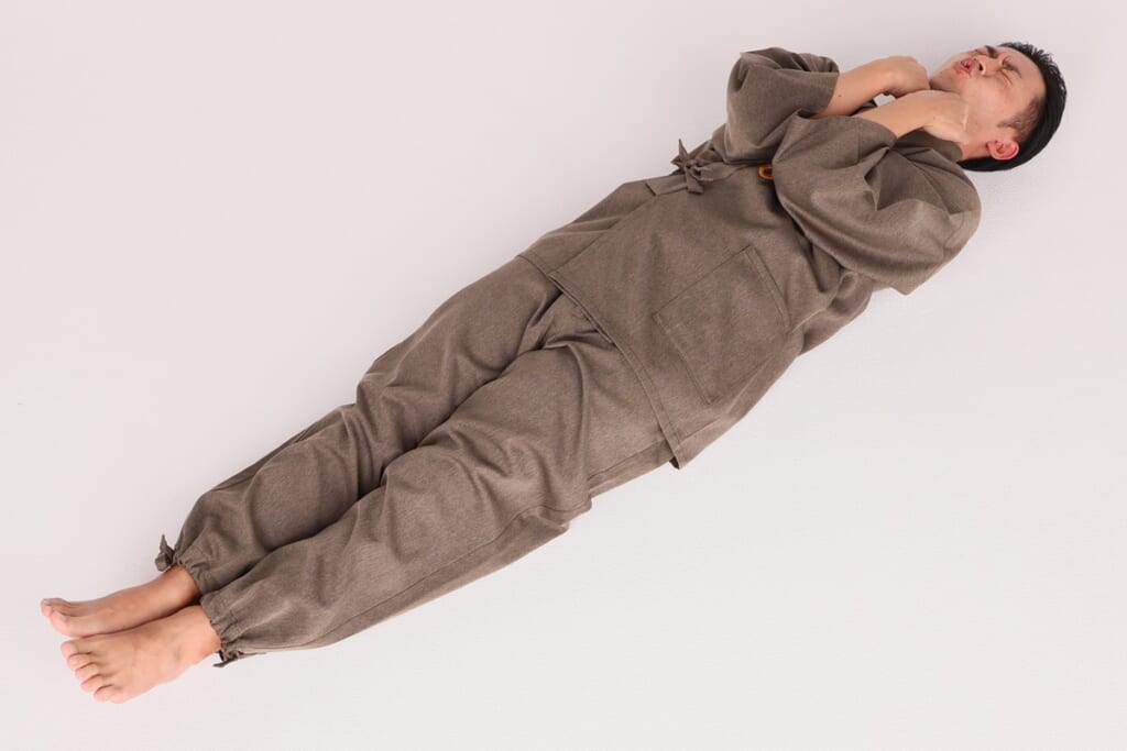 ごぼう先生が動画で解説！「50代からの不調解消体操」【睡眠の質改善 棒になりきる体操】｜介護界のアイドル