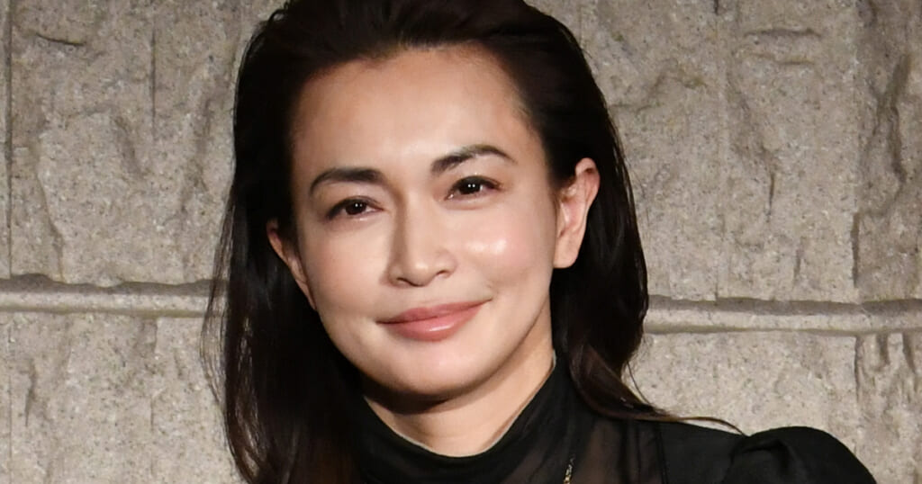 《“目のやり場に困る”服が物議に》長谷川京子　堂々デート、車内チュー報道も…貫く“ありのまま“スタイル