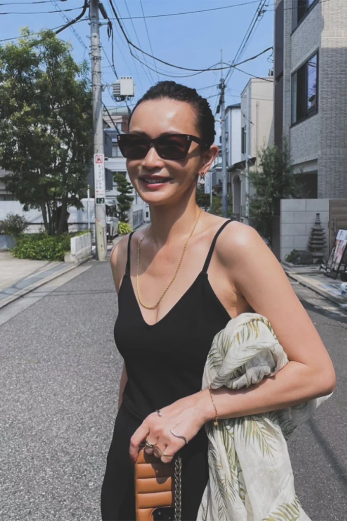 《“目のやり場に困る”服が物議に》長谷川京子　堂々デート、車内チュー報道も…貫く“ありのまま“スタイル