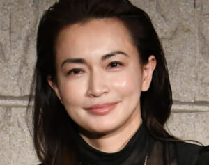 《“目のやり場に困る”服が物議に》長谷川京子　堂々デート、車内チュー報道も…貫く“ありのまま“スタイル