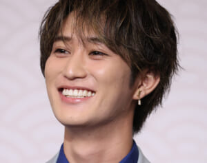 「カッコよすぎる一般人いると思ったら」人気アイドル　NHK番組でのプライベート“映り込み”にファン騒然