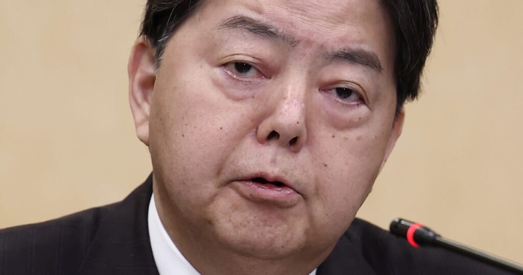 「憧れて髪型も真似していました」林総務大臣 公開した約30年前の“ビートルズ風”写真にネット騒然