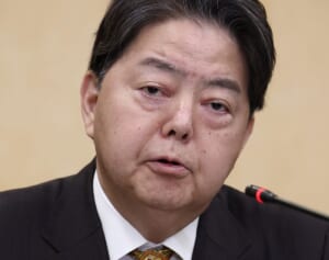 「憧れて髪型も真似していました」林総務大臣　公開した約30年前の“ビートルズ風”写真にネット騒然