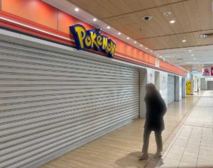 「いつもの開店前の行列が閑散と…」ポケモンセンター女性店員刺殺事件　翌日に一変した“事故現場”