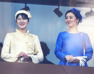 《装いは対照的》愛子さま＆佳子さま　向かい合いお話を…一般参賀で見せられた「仲のよさ」