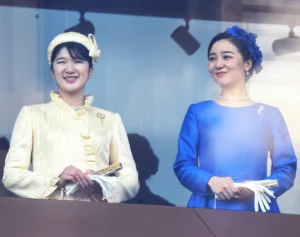 《装いは対照的》愛子さま＆佳子さま　向かい合いお話を…一般参賀で見せられた「仲のよさ」