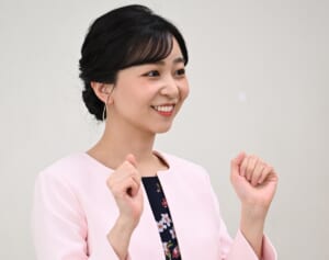 《“くっきりワンピース”の波紋から半年》佳子さま　春らしい装いに絶賛続々…“ご公務コーデ”に変化をもたらした「必須アイテム」