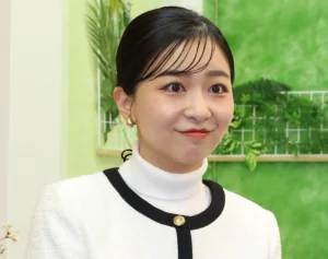 《配信されたらめっちゃ視聴数いきそう》佳子さま　「なるほど展」の“自撮り風ショット”が話題…「バズりジャケット」もお召しに