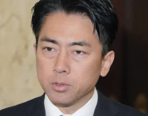 「私にも小さな子供が…」小泉進次郎防衛相　政治家パーティで語っていた“徴兵制”への見解