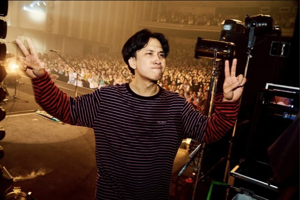 「放送事故」『Mr.サンデー』WBC試合後のドーム前中継に乱入した“人気ミュージシャン”にネット騒然、「大勢しっかりしろ！」とカメラに檄も