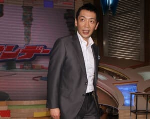 「放送事故」『Mr.サンデー』WBC試合後のドーム前中継に乱入した“人気ミュージシャン”にネット騒然、「大勢しっかりしろ！」とカメラに檄も