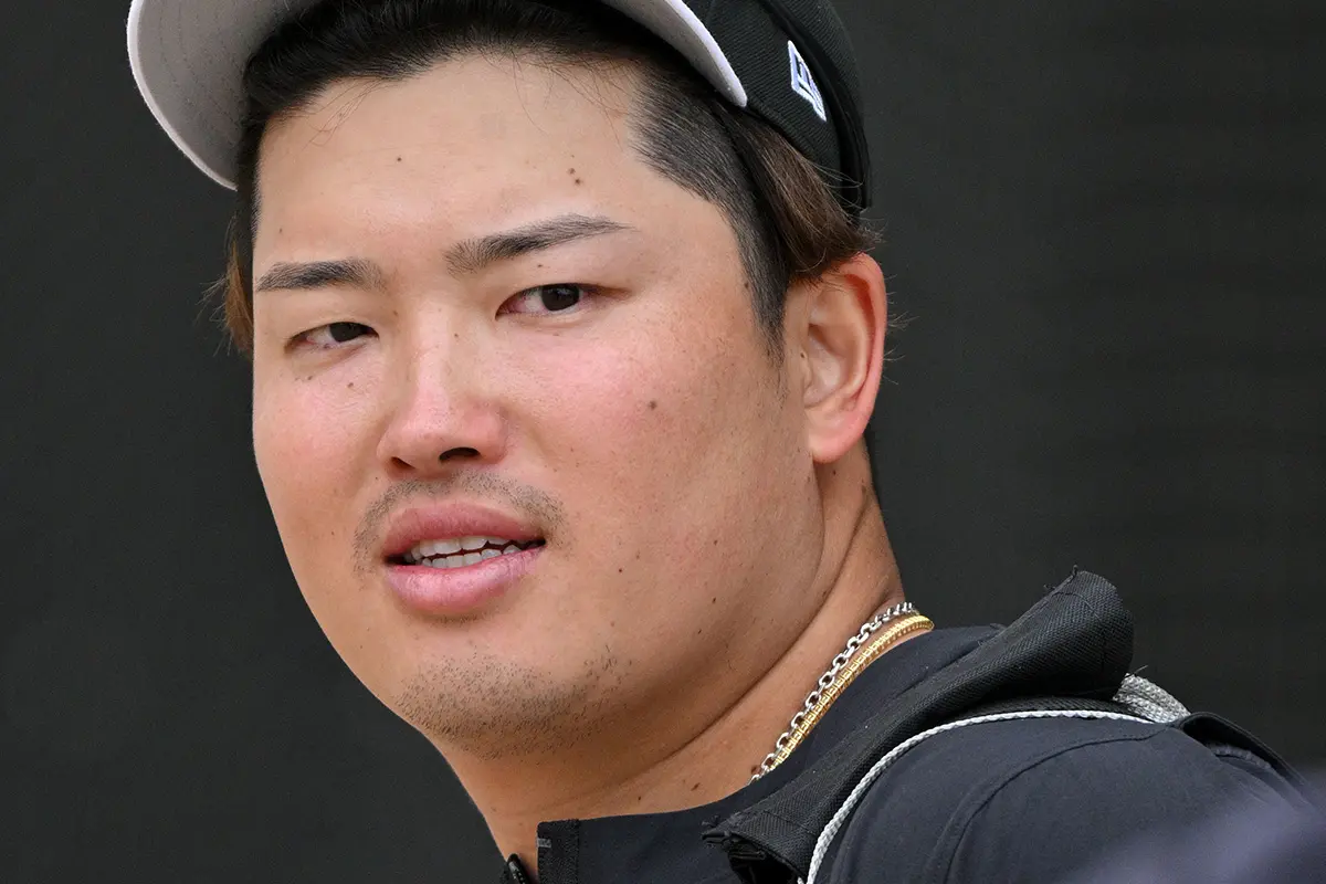 常識がなってない」村上宗隆選手 腕組みをしてガムを噛み、WBCで天皇ご