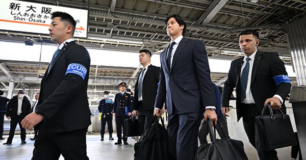 画像・写真2枚目】《数百人のファンに囲まれ…》大谷翔平 WBC移動を守る