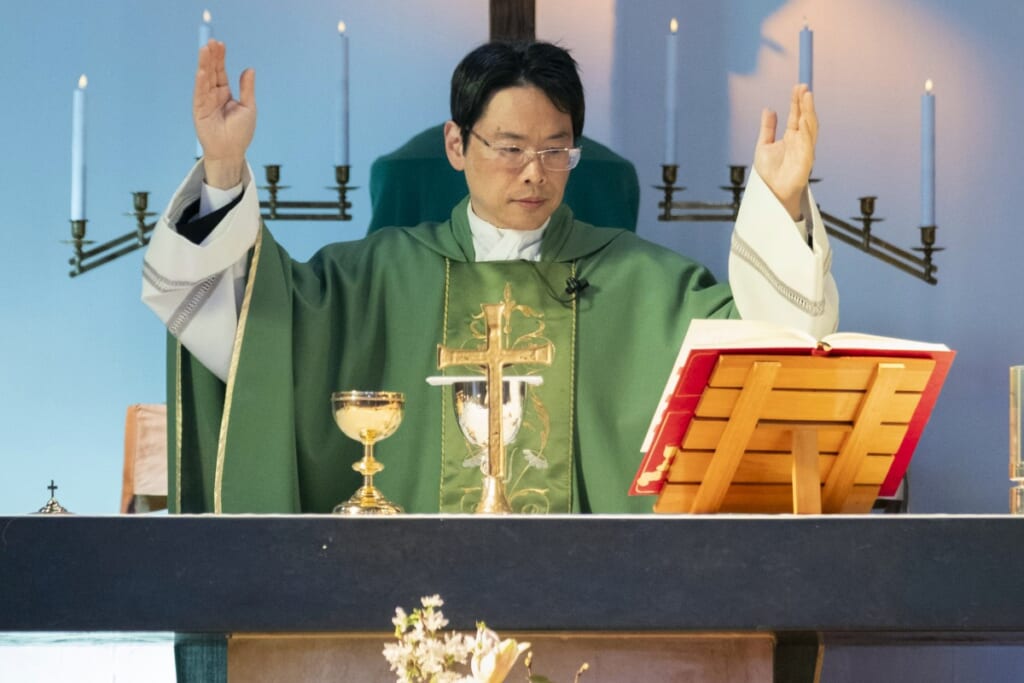 「物静かな女性が豹変、胸ぐらをつかまれ…」日本唯一のエクソシストが明かす“悪魔払い”の壮絶現場