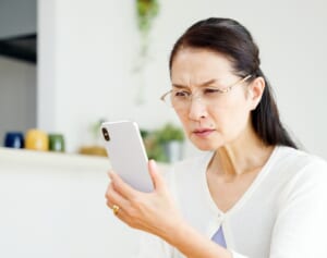 二重あご、シワ…「スマホの見すぎで顔がどんどん老ける恐怖」医師に聞いた対策2つ