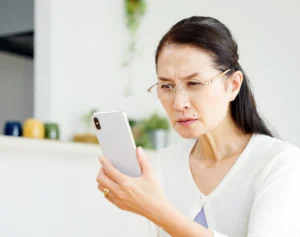 二重あご、シワ…「スマホの見すぎで顔がどんどん老ける恐怖」医師に聞いた対策2つ