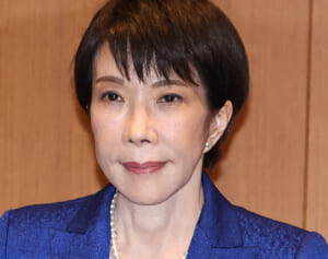 《閑静な住宅街に突如現れ…》高市早苗首相　週末にこっそり訪れた“かかりつけ”医院、現場は見物客でごった返す