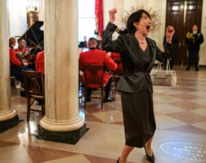 《SNSではしゃぎすぎの指摘も》高市首相　波紋呼んだホワイトハウスでの“踊る写真”の「自民党内での本当の評価」