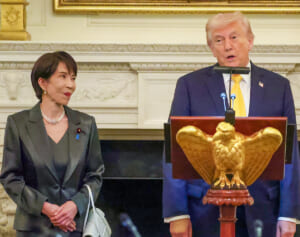 「流石にドン引き」高市首相　バイデン前大統領“揶揄”したホワイトハウス展示物に指さして笑顔…トランプ氏への“同調”ムーブが物議