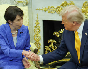 「飛び込む度胸すごい」「恥ずかしい」高市首相　握手も束の間…トランプ大統領への “一目散ハグ姿”に割れる賛否