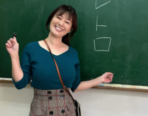 「何を目指してる？」グラマラスすぎる元NHKアナ　過激コスプレにネット困惑…写真集バカ売れで透ける“路線”