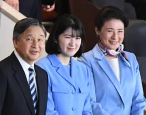 「知性的すぎる」愛子さま　WBC初ご観戦での“貴重なメガネ姿”に感激続々…試合中には技術面のご質問も