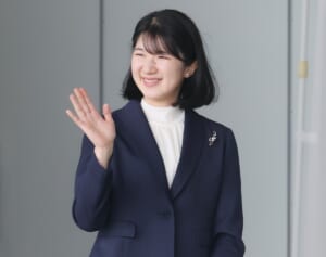 愛子さま　保守政治家が“ご即位なら生涯独身も視野に”と提言…皇室研究家は「当事者の尊厳をないがしろにする」と苦言