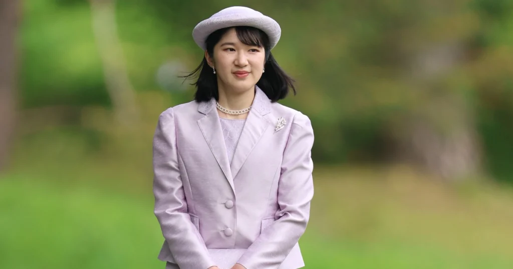 「雅子さまとリンク」の愛子さま、真っ赤な「美智子さま流お帽子」の佳子さま…専門家が解説する「春の園遊会ファッション」