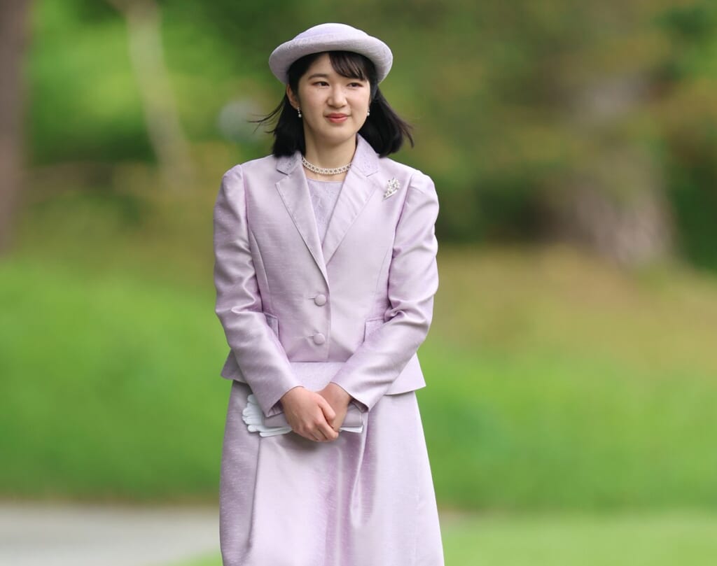 「雅子さまとリンク」の愛子さま、真っ赤な「美智子さま流お帽子」の佳子さま…専門家が解説する「春の園遊会ファッション」