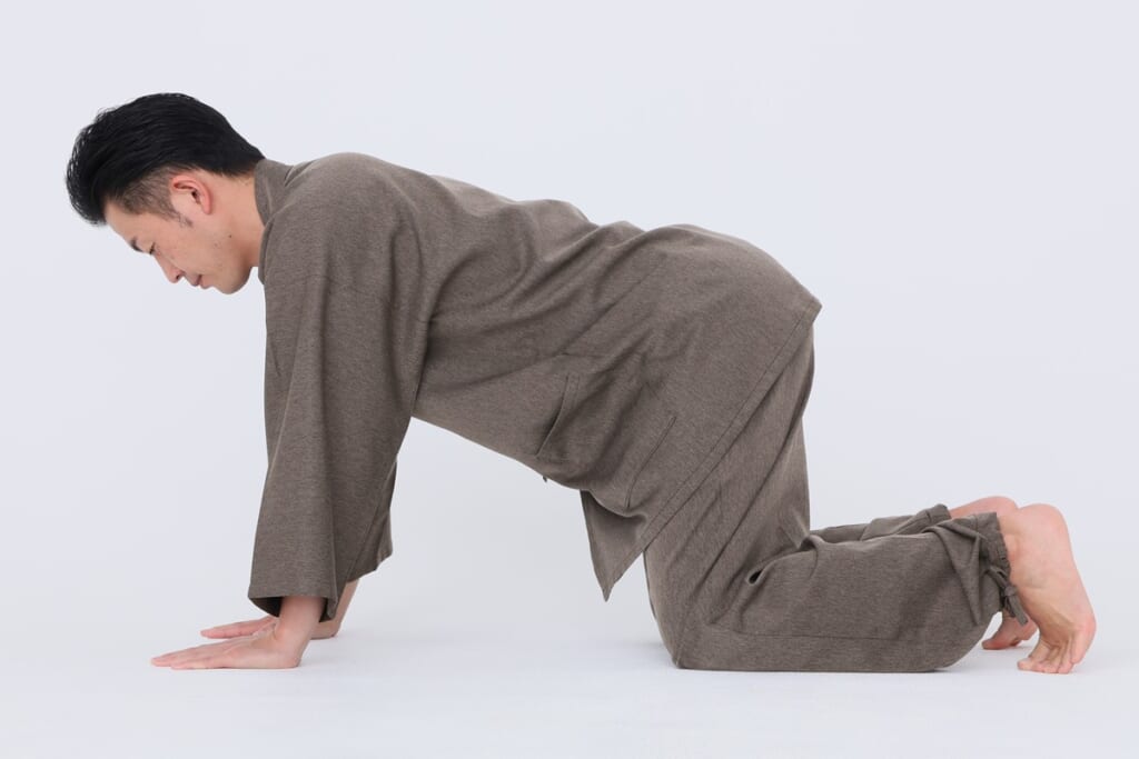 ごぼう先生が動画で解説！「50代からの不調解消体操」【ぽっこりお腹改善 スーパーマンポーズ】｜介護界のアイドル