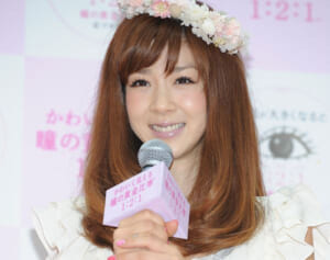 「もう50歳になるんだ」49歳グラドル　“まる出し”ショットにネット騒然…体重公表には賛否「大丈夫？」