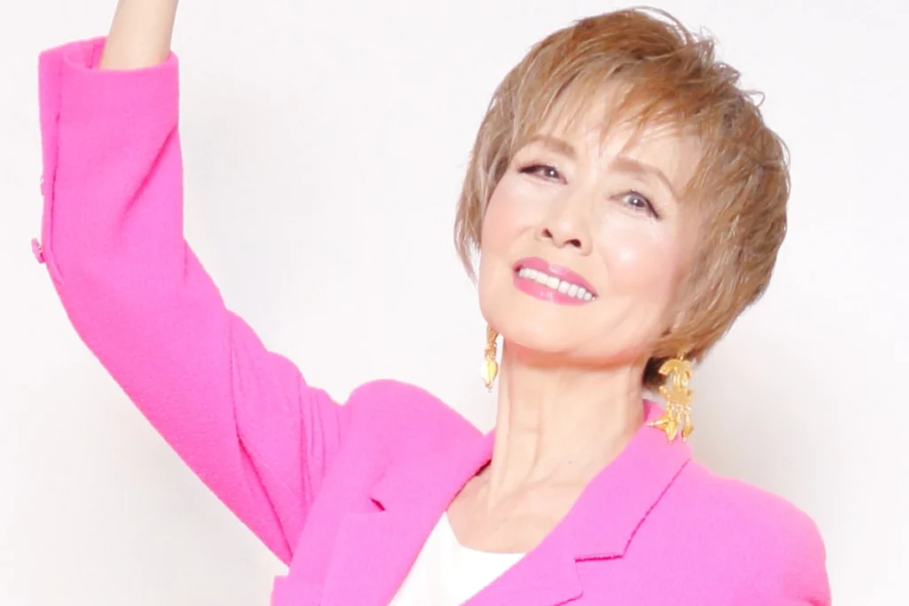 「ジムに通ったことは一度もない」“Y字バランスが話題”小柳ルミ子(73)が明かす“若見えの秘訣”