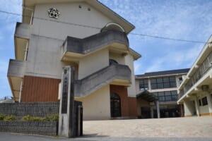 「令状をとって家宅捜索をしたのでは」京都・男児行方不明から2週間経って自宅付近に“規制線が張られた”意味…敏腕元刑事が解説する「大規模捜査のワケ」