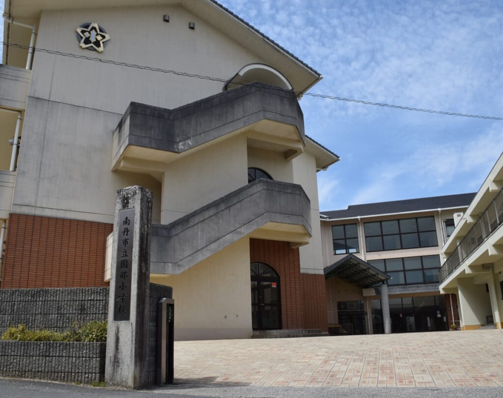 「令状をとって家宅捜索をしたのでは」京都・男児行方不明から2週間経って自宅付近に“規制線が張られた”意味…敏腕元刑事が解説する「大規模捜索のワケ」