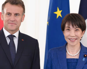 「びっくりした」高市首相と“かめはめ波”ポーズ…マクロン大統領の動画に映り込んだ55歳“激シブ”俳優にネット騒然