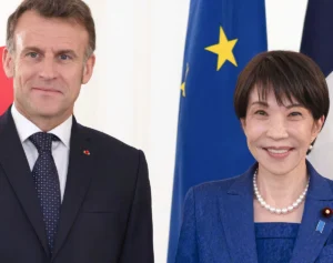 「びっくりした」高市首相と“かめはめ波”ポーズ…マクロン大統領の動画に映り込んだ55歳“激シブ”俳優にネット騒然