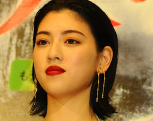 《背中に堂々刻印》三吉彩花　ガチタトゥーに強い賛否も進む海外志向…2年前に見せていた“前兆”