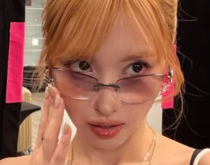 「直してあげてよ」TWICE・モモ　“だらしない”ドレスが物議…宮沢りえも巻き込まれた“勘違い”されるデザイン