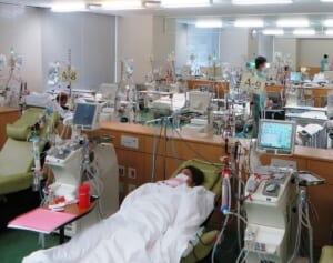 「俺死ぬのかな」悲痛な声…中東情勢悪化の“ナフサ不足”で医療現場は悲鳴、透析患者に“命の危機”